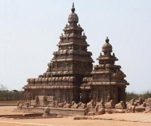 Puzzle ακτή ναός έχει θέα στον Κόλπο της Βεγγάλης και είναι χτισμένο με μπλοκ του γρανίτη, Mahabalipuram, Ινδία